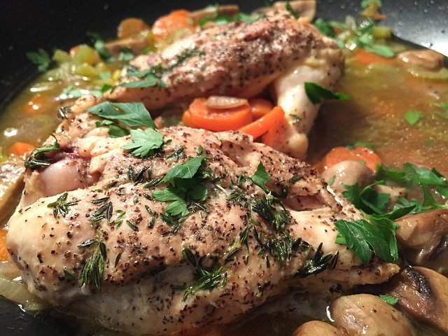 Cailles laquées à la confiture d’ananas, vanille & romarin et petits légumes rôtis