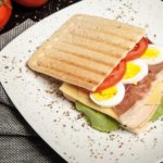 Croque-monsieur au brie, chutney à la confiture de litchi & fleur d’oranger