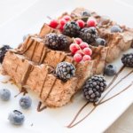 Glace au chocolat noir combava et baies roses