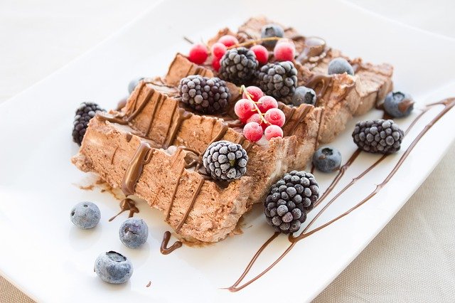 Glace au chocolat noir combava et baies roses