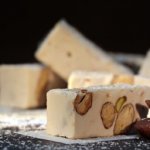 Glace à l’amande et confiture d’abricot aux amande