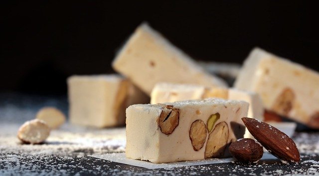 Glace à l’amande et confiture d’abricot aux amande