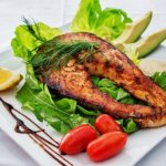Poisson blanc aux aromates et baies roses