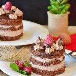 Tarte au chocolat noir combava et baies roses
