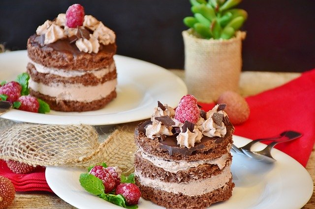 Tarte au chocolat noir combava et baies roses