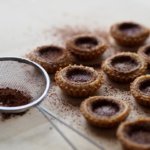 Tartelettes au chocolat, cœur de lait parfumées au combava