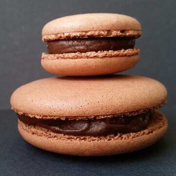 Recette de macarons au chocolat noir combava & baies roses