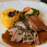Magret de canard sauté au vinaigre de vin à la framboise