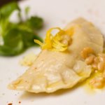 Ravioles de caille confite, crémeux de céleri et vinaigre à la myrtille